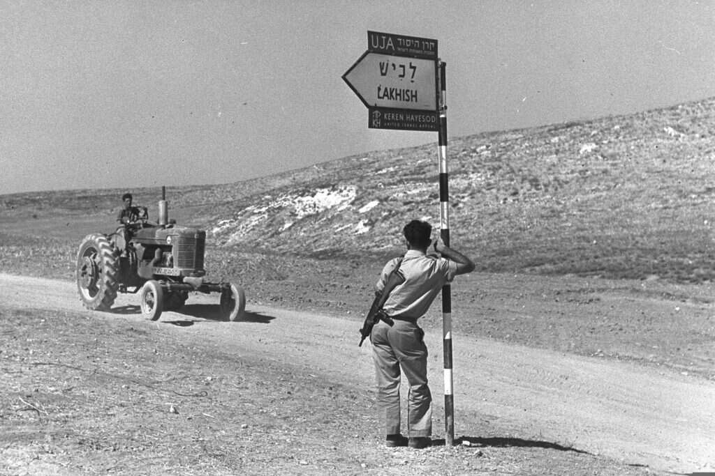 "הסיפורים של יהודים שעלו לארץ מעניינים אותי". טרקטור בדרך למושב לכיש, 1956. | משה פרידן, לע"מ