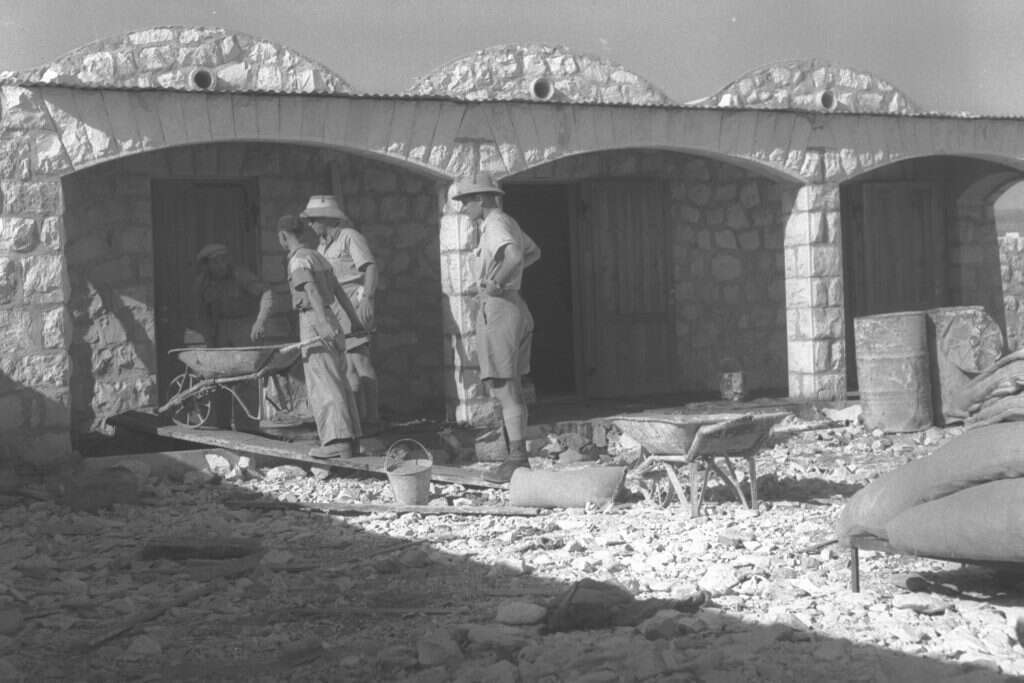 מבצר להגנה אזורית. החלוצים בחצר המצודה, 1945. | קלוגר זולטן, לע"מ