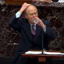 עם יד על הראש. שתיית המים שהסעירה את הרשתות החברתיות. | גטי אימג'ס