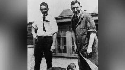 יש מספיק תהילה לכולם. בנטינג ובסט עם הכלב הראשון שטופל באינסולין. | גטי אימג'ס