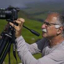 מתעד מהפכות של שינוי, וגם מחולל אותן בעצמו. לוי־יממורי והמצלמה באיי פארו. | עמית לוי־יממורי