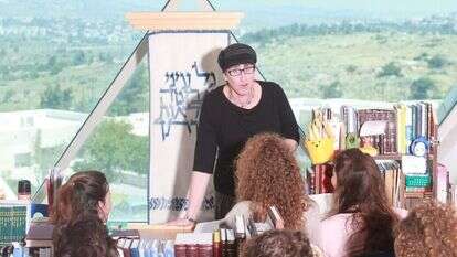 נדרש זמן כדי לגדל מנהיגה כמוה. הרבנית אסתי רוזנברג במדרשה במגדל־עוז. | מרים צחי