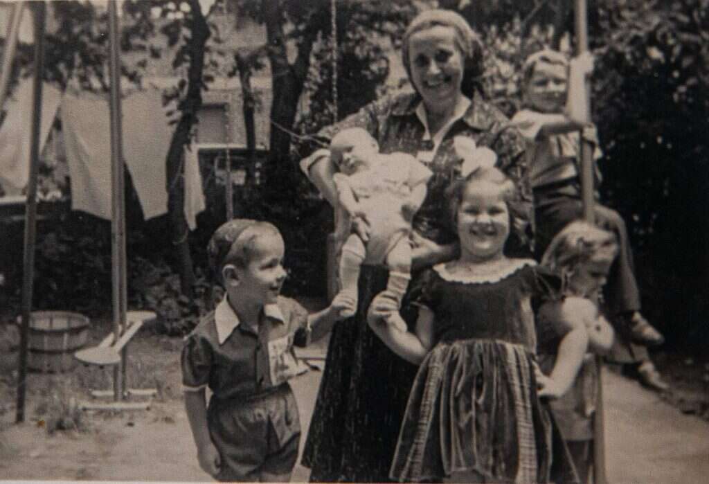 "גדלתי עם שאיפה לדעת יותר". בינה כילדה עם משפחתה. | מתוך האלבום המשפחתי