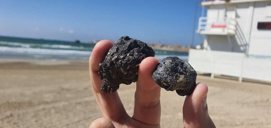 שאריות הזפת בחוף ארגמן בעכו. | יאיר קראוס