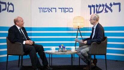 עורך מקור ראשון חגי סגל ומבקר המדינה מתניהו אנגלמן בוועידת הנדל"ן של מקור ראשון. | שריה דיאמנט