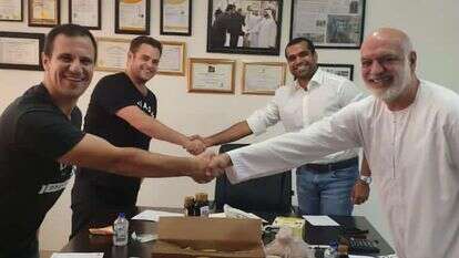 בריאן פינקל ושותפיו העסקיים בדובאי