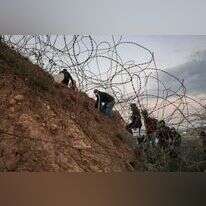 פועלים ערבים מסתננים לתוך ישראל. | AFP