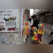 שינוי בנוף התחפושות בקרוב?פורים בשכונה חרדית בירושלים. | EPA