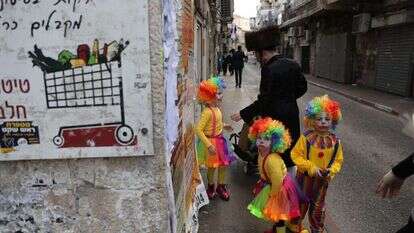 שינוי בנוף התחפושות בקרוב?פורים בשכונה חרדית בירושלים. | EPA