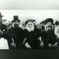 הראי"ה קוק והרב יעקב מאיר עם הרב שלמה אהרונסון, רבה של תל אביב, בחגיגת הנחת אבן הפינה לבית הבריאות. | באדיבות ארכיון הצילומים של קק"ל