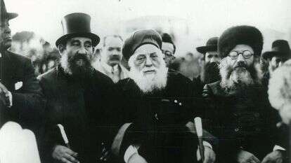 הראי"ה קוק והרב יעקב מאיר עם הרב שלמה אהרונסון, רבה של תל אביב, בחגיגת הנחת אבן הפינה לבית הבריאות. | באדיבות ארכיון הצילומים של קק"ל