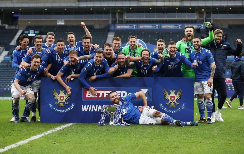 הישג השיא של הקבוצה. שחקני סט. ג'ונסטון עם הגביע ב– 2014. | גטי אימג'ס