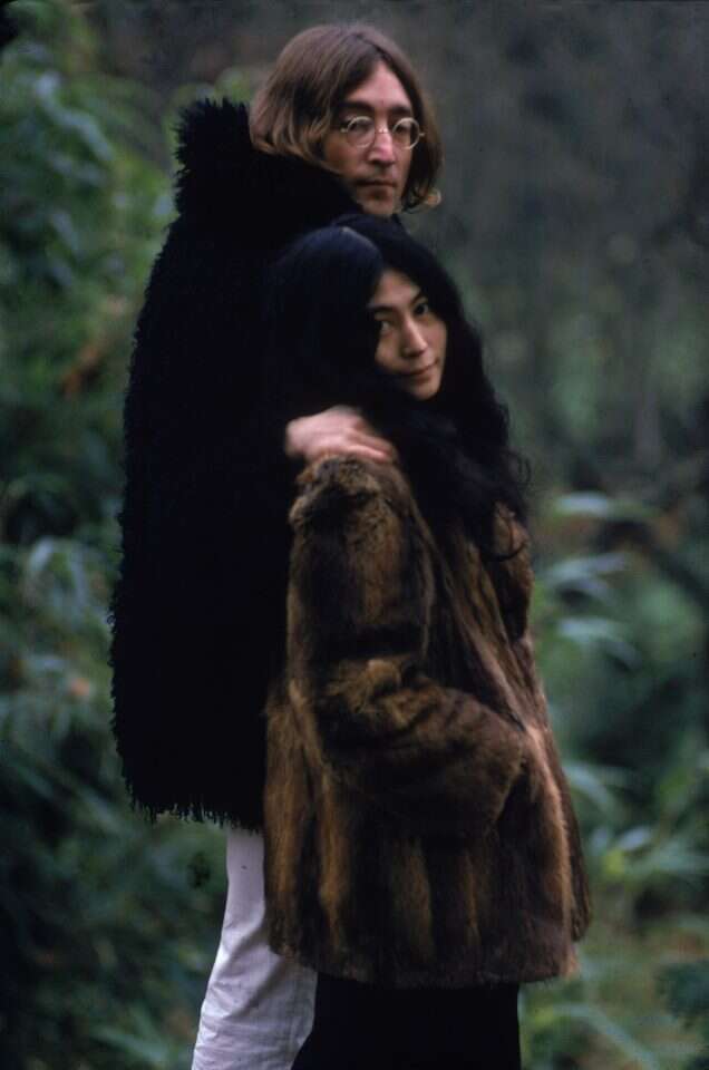 דמיינו שהעננים מטפטפים. יוקו אונו עם ג'ון לנון. | גטי אימג'ס