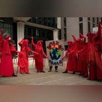 נדמה שתנועות הירוקים תוקפות כל פתרון באשר הוא. הפגנה של פעילי מחאת האקלים במנצ'סטר, ספטמבר 2020. | AFP