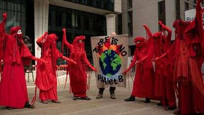 נדמה שתנועות הירוקים תוקפות כל פתרון באשר הוא. הפגנה של פעילי מחאת האקלים במנצ'סטר, ספטמבר 2020. | AFP