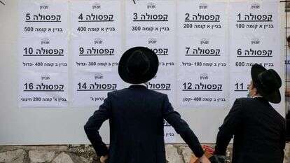 הגידול המהיר של חברת הלומדים יביא לכך שהחרדים יישענו יותר ויותר על תמיכת המדינה באמצעות הכוח הפוליטי המתחזק שלהם. תלמידים בישיבת חברון בירושלים בפתח זמן חורף תשפ"א. | יונתן זינדל, פלאש 90