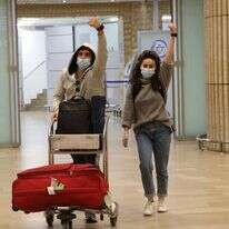 נוסעים מפרנקפורט עונדים "צמידי בידוד" אלקטרוניים בנתב"ג. למצולמים אין קשר לכתבה. | קוקו