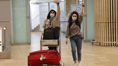 נוסעים מפרנקפורט עונדים "צמידי בידוד" אלקטרוניים בנתב"ג. למצולמים אין קשר לכתבה. | קוקו