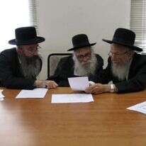 דיון בבית הדין של הרב נסים קרליץ ז"ל (במרכז), בני־ברק. | שבור מלכא, מתוך ויקיפדיה דיון בבית הדין של הרב נסים קרליץ ז"ל (במרכז), בני־ברק. | שבור מלכא, מתוך ויקיפדיה