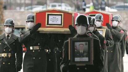 הלווייתם של שלושת החיילים הטורקים שנהרגו במבצע. | AFP