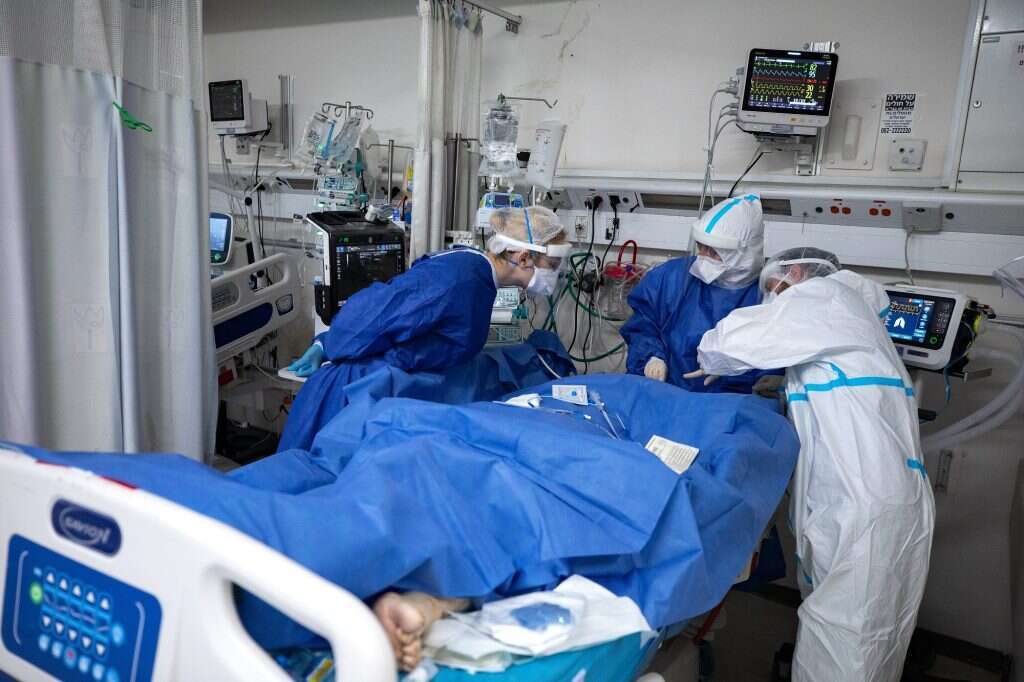 "החלטנו לפתוח בעין־כרם מחלקות קורונה, ובהר הצופים רק מיון קורונה". טיפול במחלקת קורונה בעין־כרם. | אוליבייה פיטוסי, פלאש 90