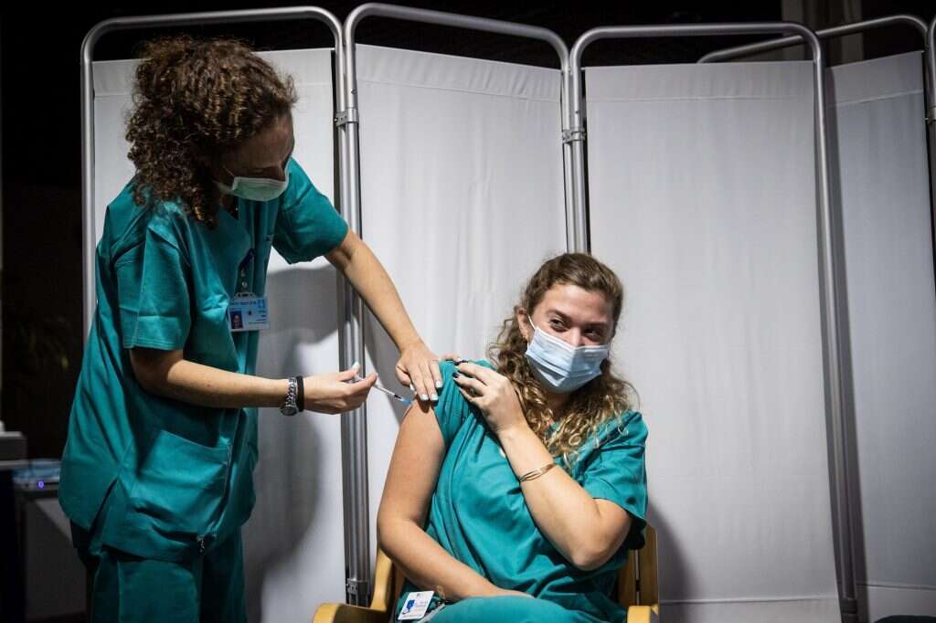 "אנשי צוות שלא חוסנו לא יורשו לעבוד עם חולים". חיסון סגל עובדי הדסה. | יונתן זינדל, פלאש 90