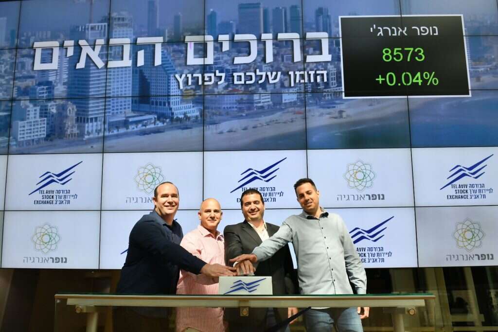 התחילה את דרכה בנפילה לקרשים. ינאי ואנשי הנהלת נופר אנרגיה פותחים את המסחר בבורסה. | ישראל הדרי