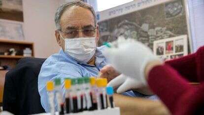 פרופ' זאב רוטשטיין מתחסן במהלך ניסוי המכון הביולוגי הישראלי בדצמבר. | אוליבייה פיטוסי, פלאש90 פרופ' זאב רוטשטיין מתחסן במהלך ניסוי המכון הביולוגי הישראלי בדצמבר. | אוליבייה פיטוסי, פלאש90