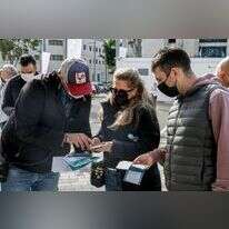 ישראלים מציגים תו ירוק לאישור בתל אביב. | AFP