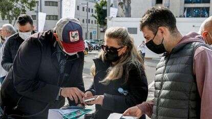 ישראלים מציגים תו ירוק לאישור בתל אביב. | AFP