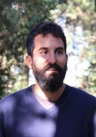 אורי שוורץ, מתגורר בטבע בכרמל, מדריך ליקוט, עובד עם צעירים על הקשת האוטיסטית. | רחלי מלק־בודה