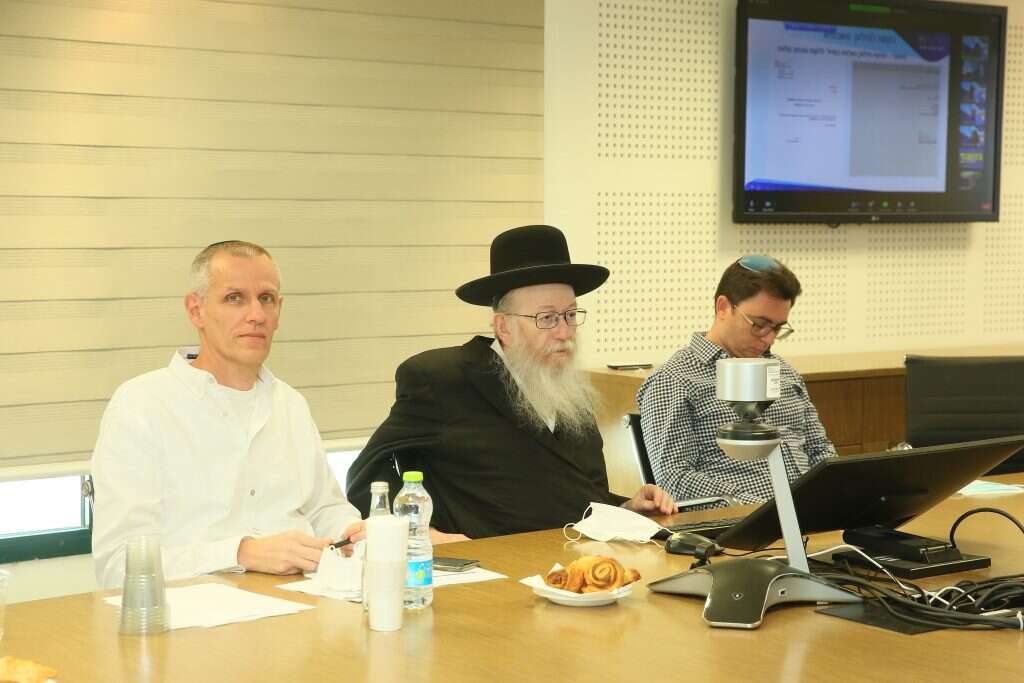 מימין לשמאל: יאיר פינס, מנכ"ל משרד השיכון והבינוי, ליצמן וקוינט. | מירי שימעונוביץ'