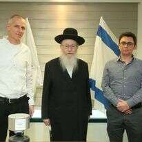 מימין לשמאל: יאיר פינס, מנכ"ל משרד השיכון והבינוי, ליצמן וקוינט. | מירי שימעונוביץ'