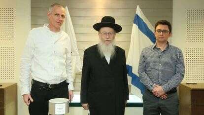 מימין לשמאל: יאיר פינס, מנכ"ל משרד השיכון והבינוי, ליצמן וקוינט. | מירי שימעונוביץ'