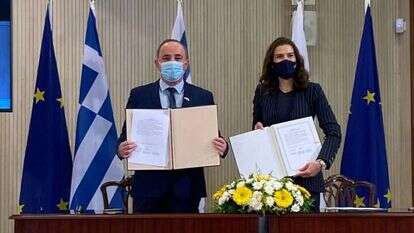 שטייניץ והשרה הקפריסאית בכינוס בקפריסין