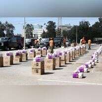 ערבות הדדית בימי קורונה: חיילים מחלקים חבילות מזון בבני ברק. | גדעון מרקוביץ'