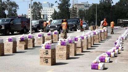 ערבות הדדית בימי קורונה: חיילים מחלקים חבילות מזון בבני ברק. | גדעון מרקוביץ'