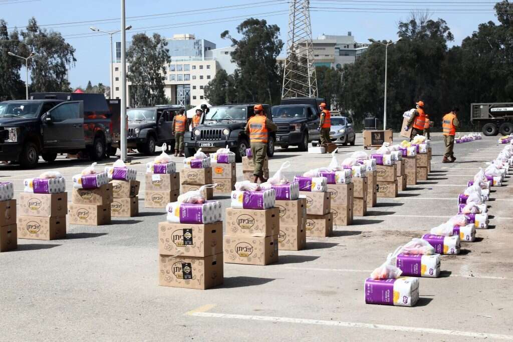 ערבות הדדית בימי קורונה: חיילים מחלקים חבילות מזון בבני ברק. | גדעון מרקוביץ'