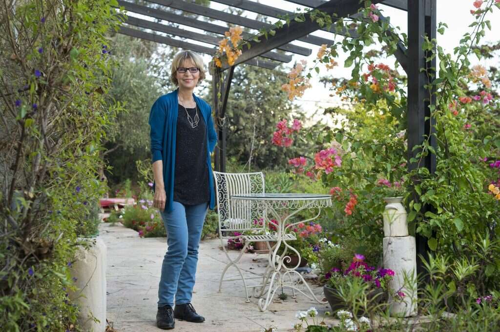 שיחת טלפון בכל יום ראשון בשמונה וחצי בבוקר. נורית גרץ, 2015. | יונתן בלום שיחת טלפון בכל יום ראשון בשמונה וחצי בבוקר. נורית גרץ, 2015. | יונתן בלום