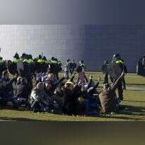 השתייכות לקבוצת מיעוט מובחנת. הפגנת צעירים בכיכר המוזיאונים באמסטרדם, פברואר 2021. | AP