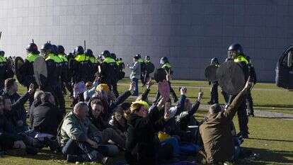 השתייכות לקבוצת מיעוט מובחנת. הפגנת צעירים בכיכר המוזיאונים באמסטרדם, פברואר 2021. | AP