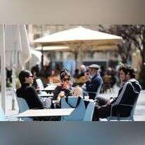 עובדים רבים מעדיפים להמשיך וליהנות מ"חופשה" בתשלום. למצולמים אין קשר לכתבה. | EPA