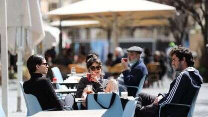 עובדים רבים מעדיפים להמשיך וליהנות מ"חופשה" בתשלום. למצולמים אין קשר לכתבה. | EPA