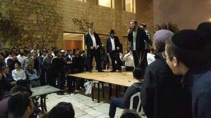 דיבייט בין בחורי ישיבה דתיים-לאומיים וחרדים שנערך במלונית הקורונה גרנד קורט ביוזמת בוגרי תנועת אריאל, טבת תשפ"א. | שמואל שחור, פורום בוגרים תנועת הנוער אריאל