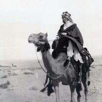 גילה סקרנות ורצון להכיר את אורחות חייהם של אנשי האזור וחש אליהם קרבה אמיתית. תומאס אדוארד לורנס במדבריות ערב. | גטי אימג'ס