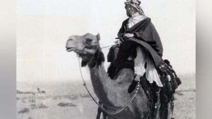 גילה סקרנות ורצון להכיר את אורחות חייהם של אנשי האזור וחש אליהם קרבה אמיתית. תומאס אדוארד לורנס במדבריות ערב. | גטי אימג'ס