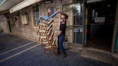 חוזרים לעבודה. | EPA