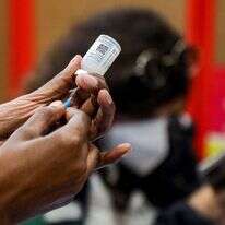 עובד מד"א עם חיסון של פייזר. | AFP