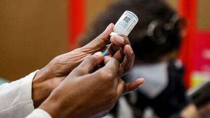 עובד מד"א עם חיסון של פייזר. | AFP