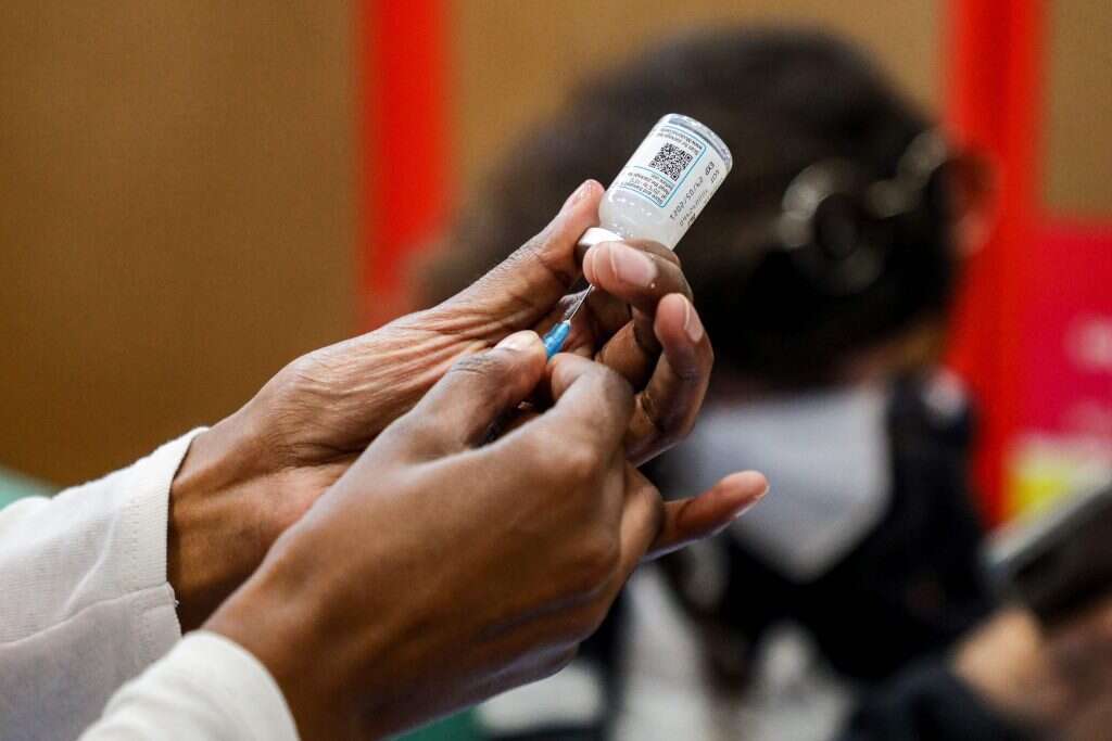 עובד מד"א עם חיסון של פייזר. | AFP